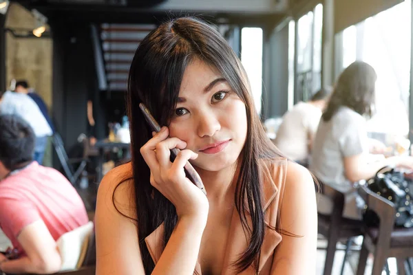 Felice giovane donna d'affari utilizzando smartphone in caffè — Foto Stock