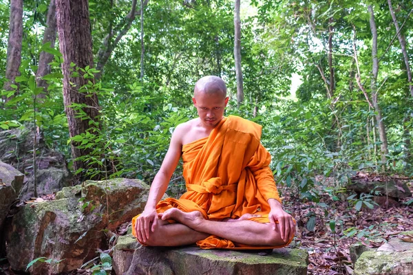 Meditación monje budista en bosque tropical — Foto de Stock