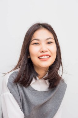 Beyaz arka planda güzel gülümseyen asya sevimli kadın sonrası