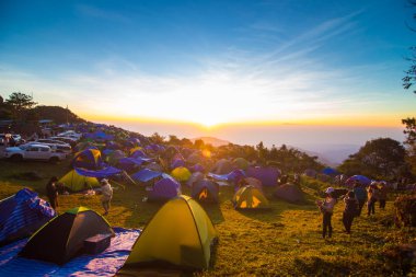 Kamp ile dağda gün doğumu zevk Turist