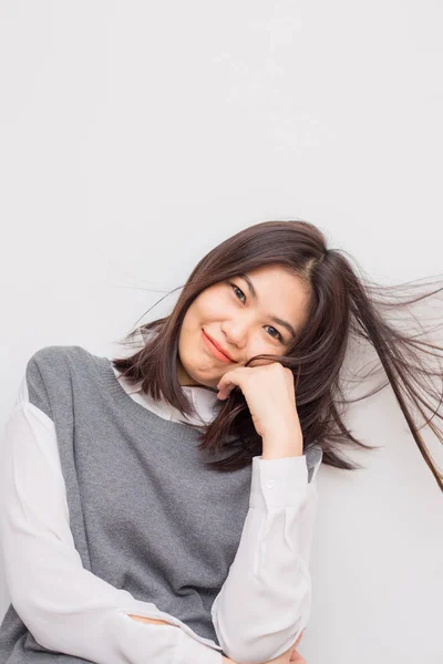Piękne uśmiechnięte Azjatyckie słodkie kobiety post na białym tle — Zdjęcie stockowe