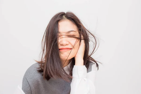 아름다운 미소 아시아 귀여운 여자 게시물 에 화이트 배경 — 스톡 사진