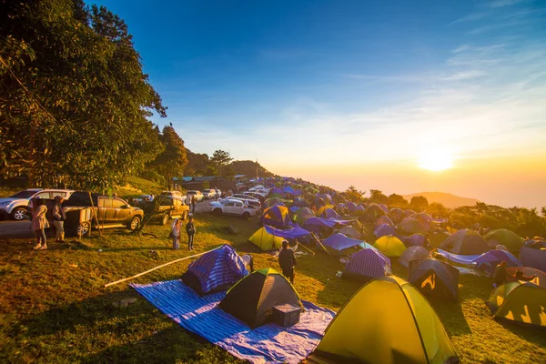 Turista che si gode l'alba in montagna con campeggio — Foto Stock