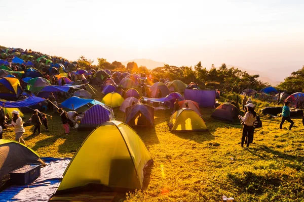 Turysta cieszący się wschodem słońca na górze z Camping — Zdjęcie stockowe