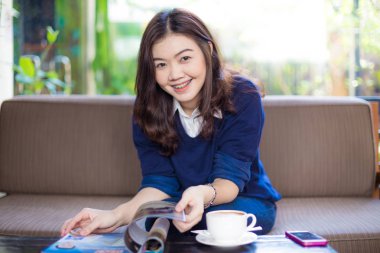 Kafede latte kahve fincanı ile içme iş kadınları 