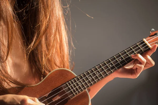 Mulheres tocando música ukulele com luz do sol — Fotografia de Stock