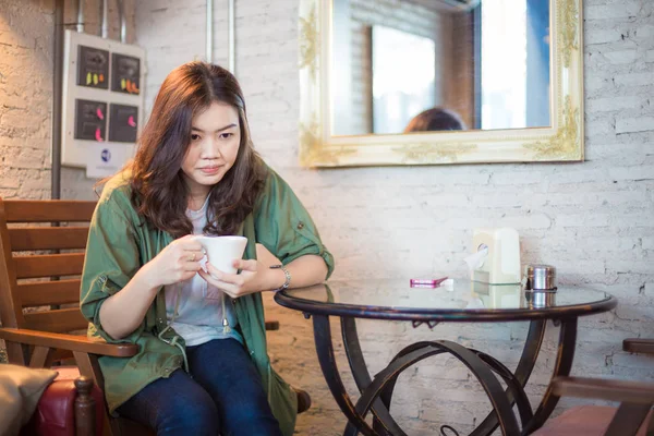 カフェでラテコーヒーカップで飲むビジネスウーマン — ストック写真