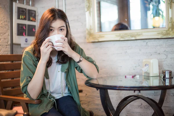 카페에서 라떼 커피 컵을 마시는 비즈니스 여성 — 스톡 사진