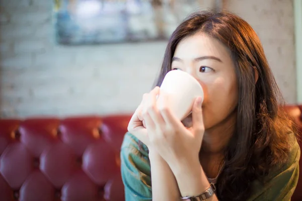 카페에서 라떼 커피 컵을 마시는 비즈니스 여성 — 스톡 사진