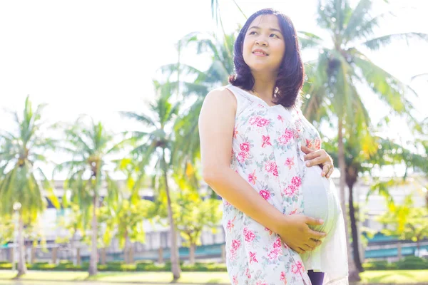 Asiatique femmes enceintes posant dans la ville public green park — Photo