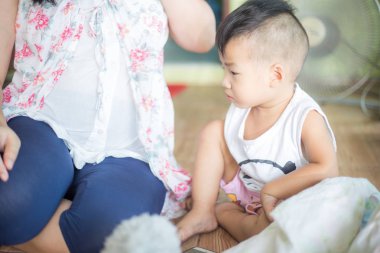 Hamile anne ile oynayan mutlu çocuk çocuk