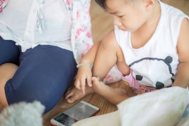 Hamile anne ile oynayan mutlu çocuk çocuk