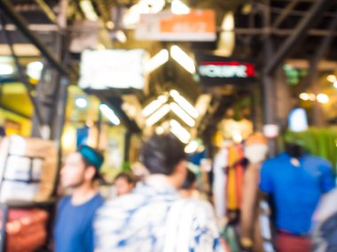 Hediyelik eşya dükkanında alışveriş turist bulanık grup