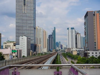 Bangkok tren demiryolu ile Modern şehir binası