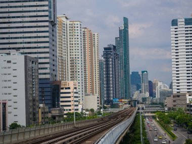Bangkok tren demiryolu ile Modern şehir binası