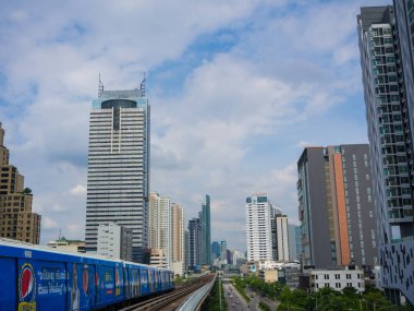 Bangkok tren demiryolu ile Modern şehir binası
