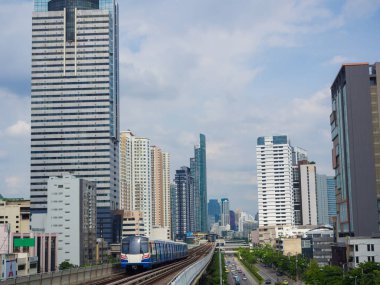 Bangkok tren demiryolu ile Modern şehir binası