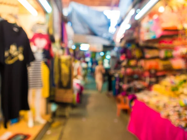 Grupo borroso de turistas que compran en una tienda de recuerdos — Foto de Stock