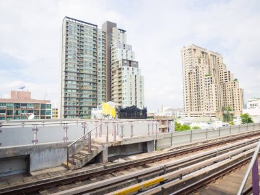 Bangkok tren demiryolu ile Modern şehir binası