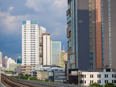 Bangkok tren demiryolu ile Modern şehir binası