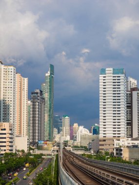 Bangkok tren demiryolu ile Modern şehir binası