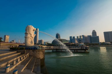 Merlion merkez ilçesi ile marina koyunda gün doğumu