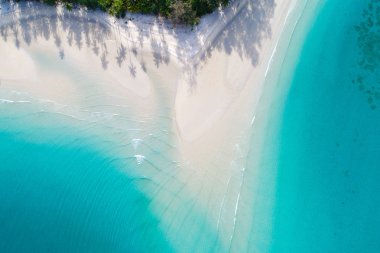 İnanılmaz egzotik beyaz kum plaj turkuaz deniz dalgası doğa backgr