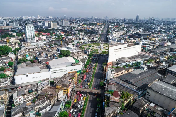 Vista aérea moderno edificio de la ciudad con carretera — Foto de Stock