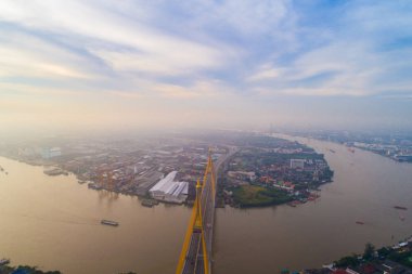 Nehir ile havadan görünüm yol köprüsü ulaşım şehir binası