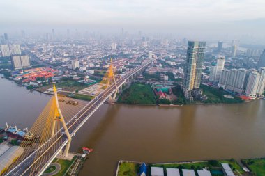Nehir ile havadan görünüm yol köprüsü ulaşım şehir binası