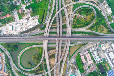 Araç hareketi ile şehir ulaşım yolu yeşil ağaç parkı