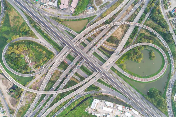 Araç hareketi ile şehir ulaşım yolu yeşil ağaç parkı — Stok fotoğraf