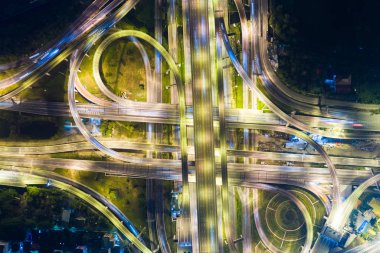 Havadan şehir gece ulaşım yolu
