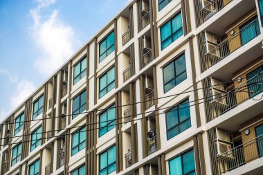 Mavi gökyüzü bulutgerçek estat ile Modern condominium blok bina