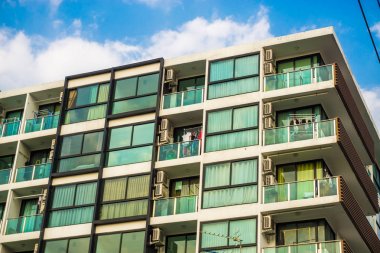 Mavi gökyüzü bulutgerçek estat ile Modern condominium blok bina