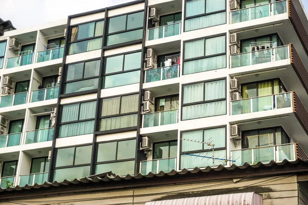 Modern condominium block building with blue sky cloud real estat — Stock Photo, Image