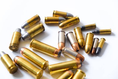 Beyaz arka planda gun FMJ JHP ve JSP Bullet