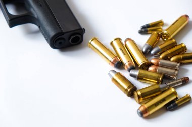 Beyaz arka planda gun FMJ JHP ve JSP Bullet