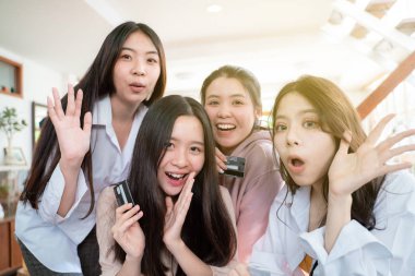 Genç Asya kadınlar Holding kredi kartı kullanarak Smartphone ve Lapto