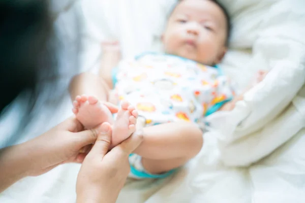 Recién nacido bebé masaje de pies — Foto de Stock