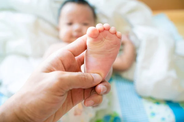 Recién nacido bebé masaje de pies — Foto de Stock