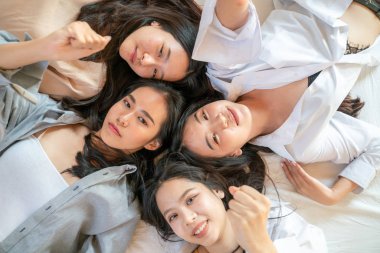 Rahat yatakta güzel güzel asya kadın arkadaş Grubu