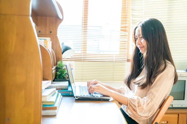 Asian business women using laptop in home office — Stock Photo, Image