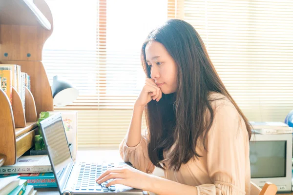 Азіатський бізнес жінки, використовуючи ноутбук в домашній офіс — стокове фото