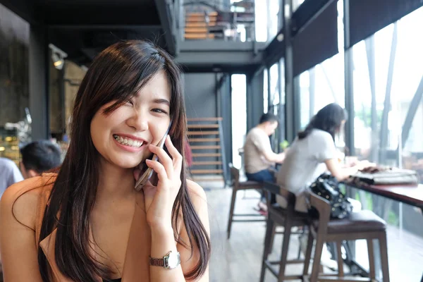 커피숍에서 samrtphone을 사용하는 비즈니스 아시아 여성 — 스톡 사진
