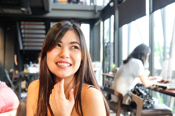 Hermosa asiático hipster mujeres sentado en café —  Fotos de Stock