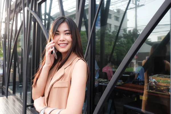 快乐 华丽 美丽的 年轻 亚洲 妇女 使用 samrtphone — 图库照片