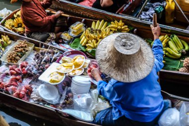 Damnoen saduak yüzen pazar yiyecek ve içecek ile satış 