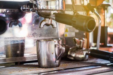 Fincanlı kahve dökme makinesi