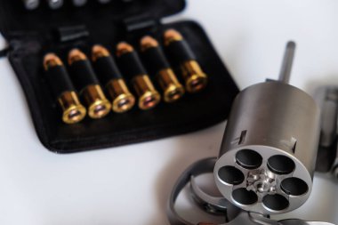 .Ceket hallow noktası mermi ile 44 revolver magnum silah
